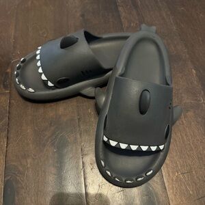 Shark Slides Size 7-7.5 Euro 40/41